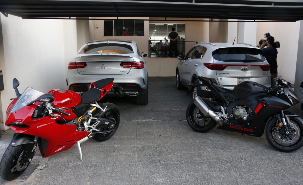 Carros, motos e rel&oacute;gios foram apreendidos na casa, mas armas n&atilde;o foram encontradas - Foto: Senad/Paraguay